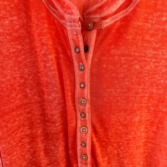 Free People Kia Button Front V-Neck Henley Tee Orange Red Size L - Picture 6 of 10